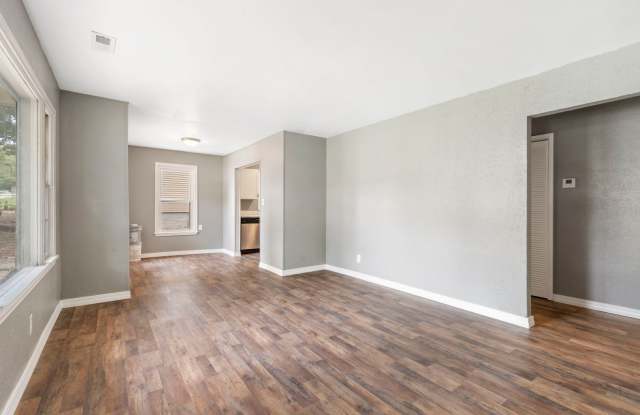 REMODELED 3 Bedroom | 1 Bathroom | 2 Car Garage HOME -- 1100 Sqft, PETS WELCOME! Gallery 4
