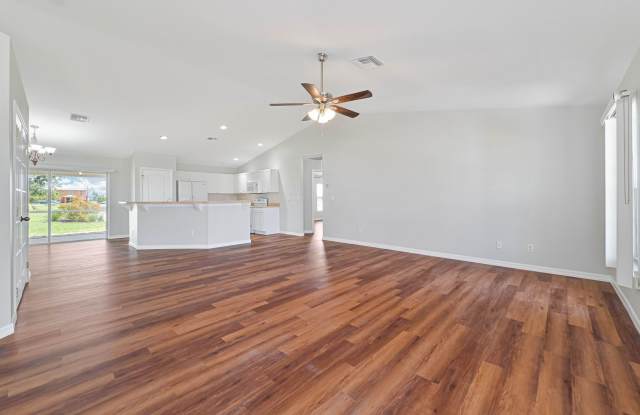 3 Bedroom 2 Bath Home with Den and 2 Car Garage Gallery 4