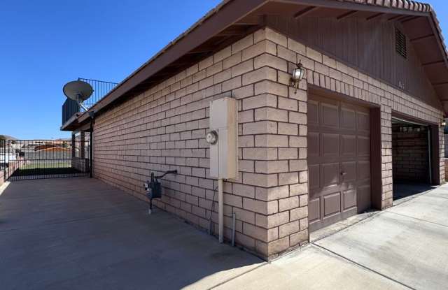 One level Boulder City lakeside & pool Gallery 4