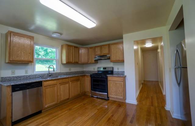 1274 Westcott Apt 1 - 6/1/27 - Bright 1st Floor Flat With Garage and Back Yard Across from Barry Park Gallery 3