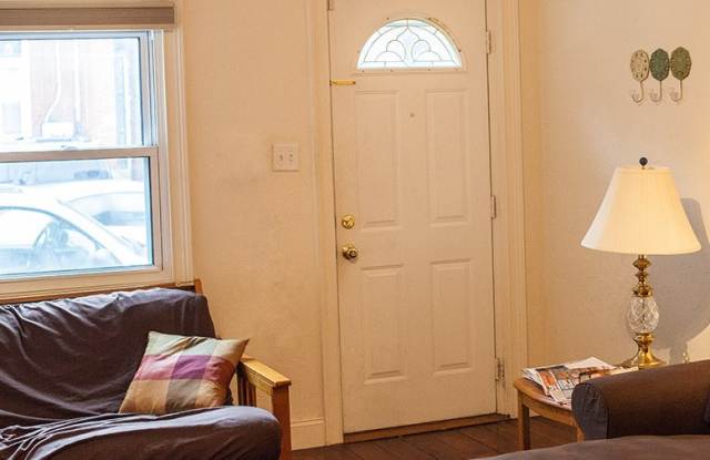 Southside 3 bed / 3 full bathrooms!  Central Air - 1st Floor Laundry Gallery 4
