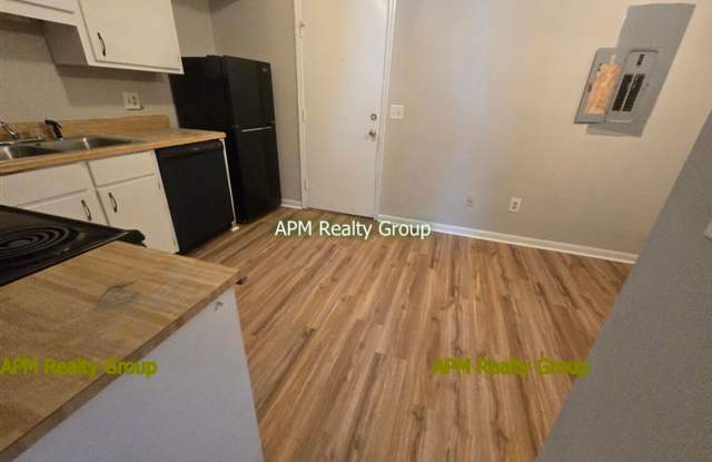Charming 2 Bedroom 1.5 Bath Gallery 4