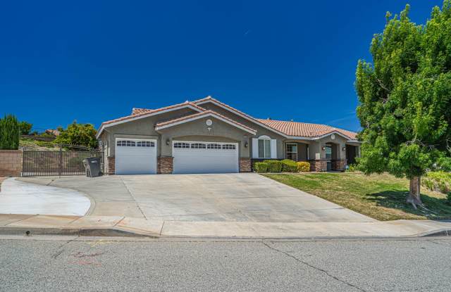 Single Story Pool Home for Rent in Palmdale. photos photos