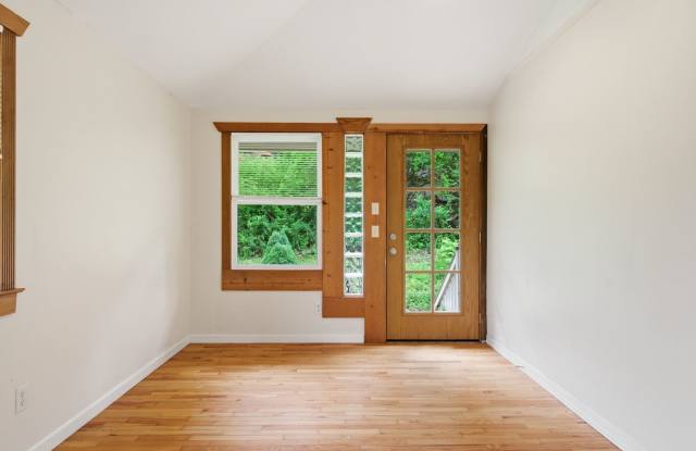 Spacious 4-Bedroom Pet Friendly Home in a Peaceful Rural Setting Gallery 3