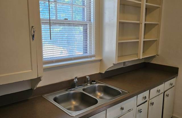 2 Bedroom Home-Downtown Gallery 3