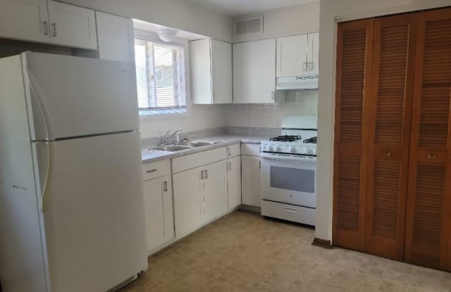 359 Pershing Ave NE - 359 Pershing Avenue Northeast, North Canton, OH 44720