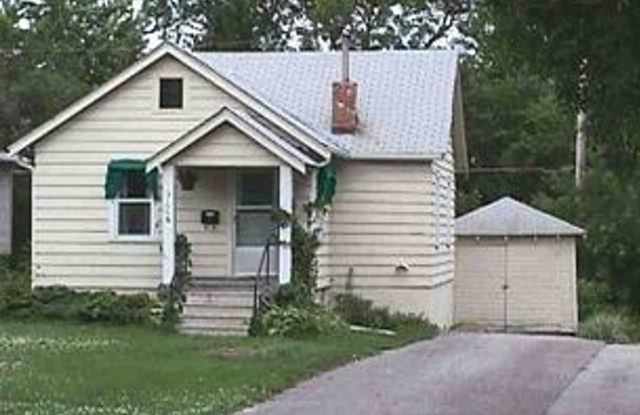 2 bedroom, 1 bath single-family home near Towncrest photos photos