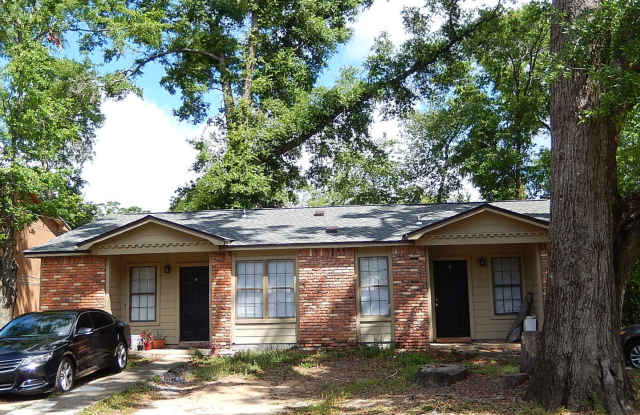 SPACIOUS 2/1 w/ Tile Floors, Big Bedrooms,  Fenced Yard! $1050/month! Available May 11th! photos photos