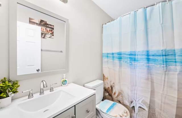 Room in 3 Bedroom Home at Mobley St photos photos