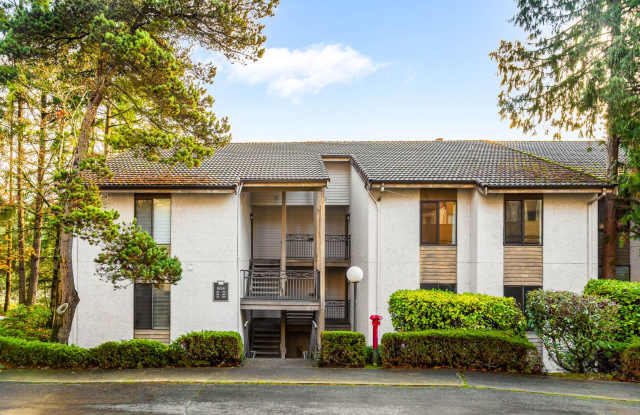 Updated Rate! Just Spacious 2Bd/2Bath Condo located in The Ridge Community in Bellevue - 10514 Northeast 32nd Place, Bellevue, WA 98004