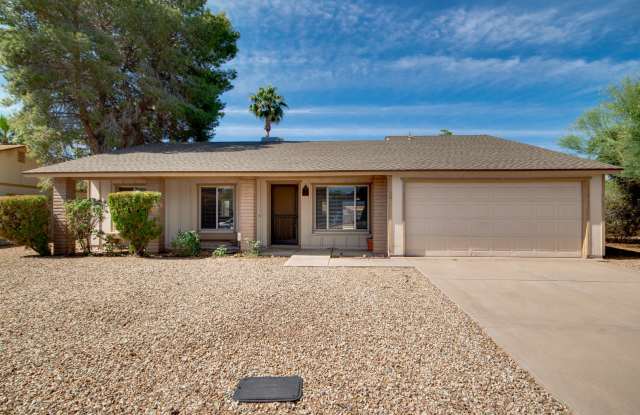 CHARMING NORTH SCOTTSDALE HOME WITH LARGE BACKYARD! photos photos