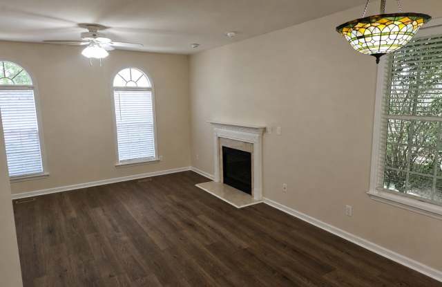 Incredible end unit townhome!! 3br/2.5ba, sunroom, great schools!! Available Now! Gallery 4