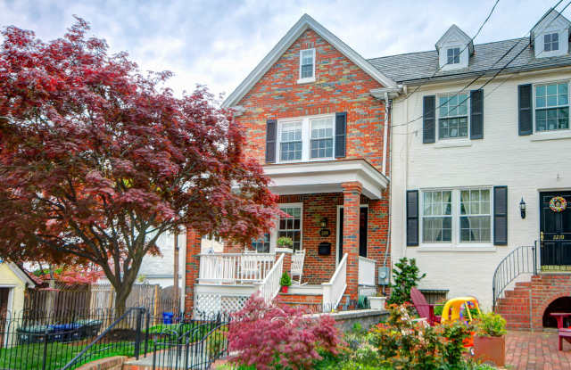 Glover Park * Beautiful 4 Bedroom 3.5 Bath End Townhouse - 2208 38th Street Northwest, Washington, DC 20007