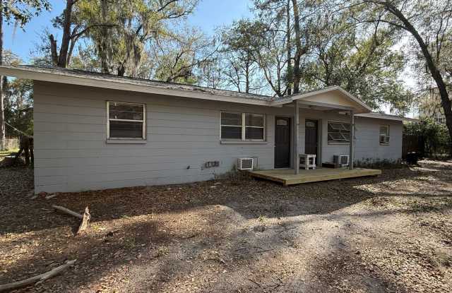 Quiet duplex biking distance from UF! photos photos