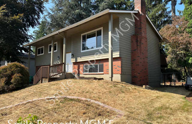 Remodeled  Split - Level House in a Quiet Community Gallery 3