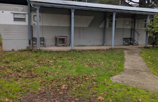 NIce Quiet Place at end of the road - 249 Southeast 2nd Street, Canyonville, OR 97417