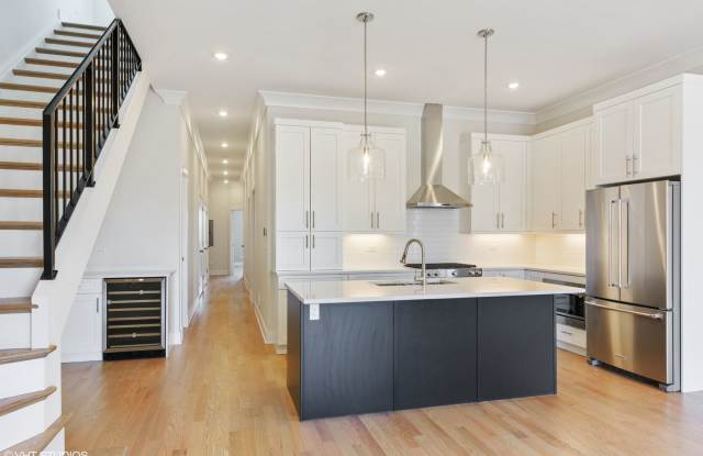 Pet Friendly 3 Bed 2 Bath Condo Quality Apartment with Private Roof Deck in Roscoe Village photos photos