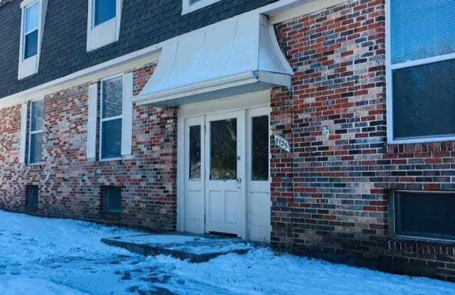 8725 Countryshire Lane - 8725 Countryshire Ln, Kansas City, MO 64138