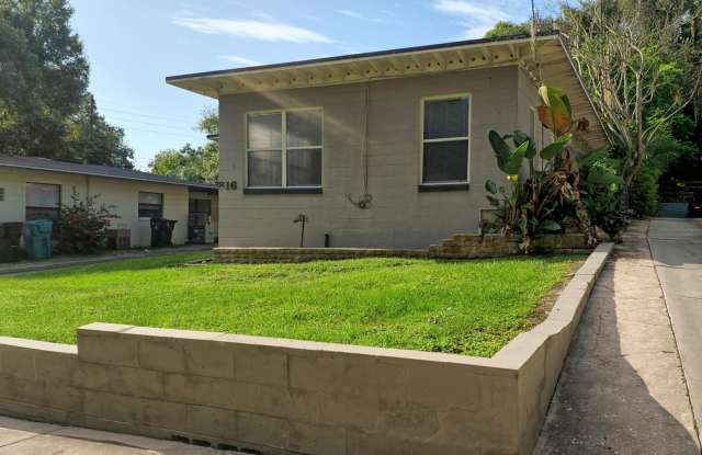 One room Duplex near Downtown Available Now! Gallery 1