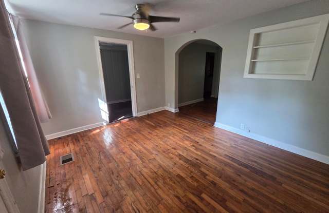 North Columbus Cottage on almost an ACRE fenced  2 Bedrooms 1 Bath with bonus room Gallery 4