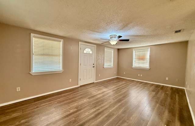 Large 2/2 Single Family Home in White Oak! Gallery 4