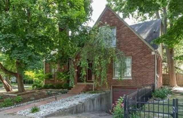 5695 North College Avenue Gallery 1
