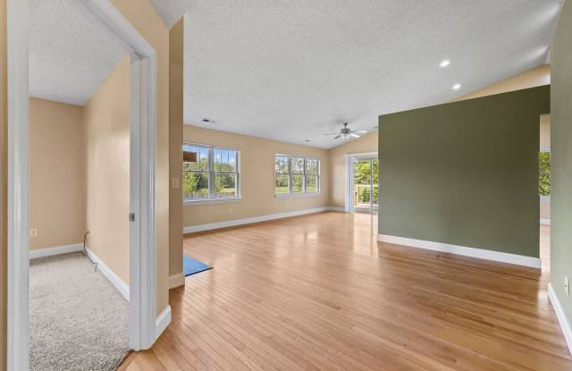 Delightful 3-Bedroom, 2-Bathroom with Fenced-In Yard in Etwoah Gallery 3