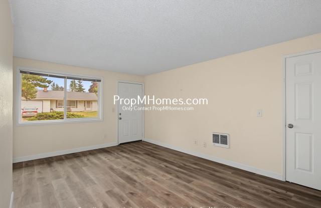 Updated Three Bedroom Duplex in NE Gresham! Gallery 2