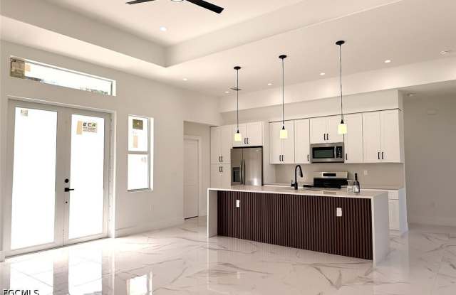 3207 67th Street W Gallery 1