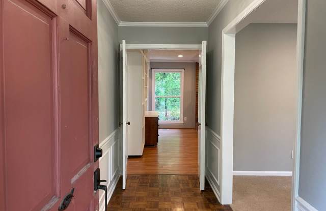 Four Bedroom Brick Home in Denver with finished basement and Seasonal Lake Views! Gallery 4