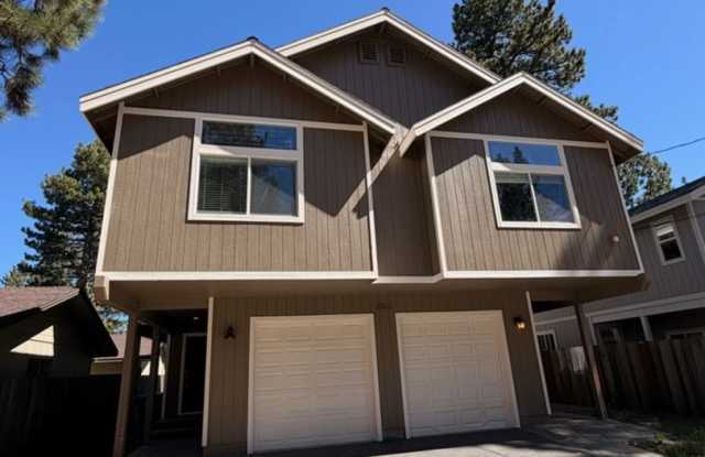 Lovely, recently remodeled 3Bd townhouse duplex! Available for viewing now! Call me to inquire today. photos photos
