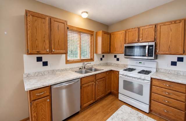 4 Beds + Finished Lower Level in Convenient NW Location Gallery 4