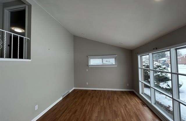 4472 BUCHANAN Avenue Gallery 3