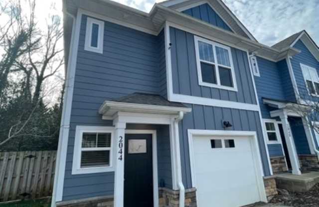MOVE IN SPECIAL! Lovely End Unit in Oakhurst! - 2044 Summey Avenue, Charlotte, NC 28205