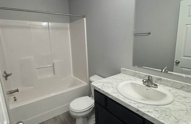 Cute twin home in SE Mandan Gallery 4
