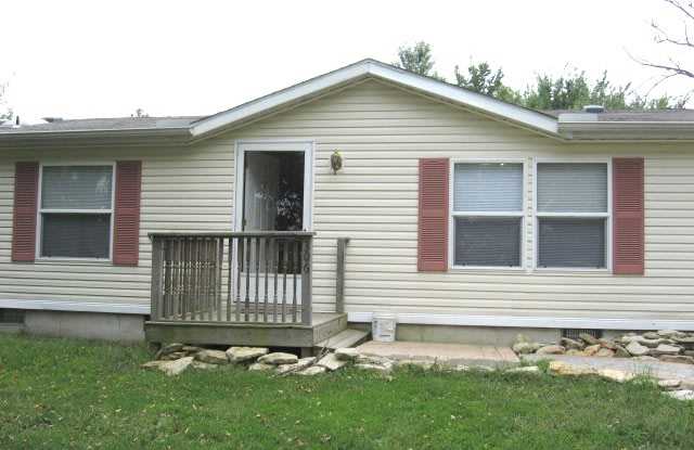306 Broadway St - 306 Broadway Street, Americus, KS 66835