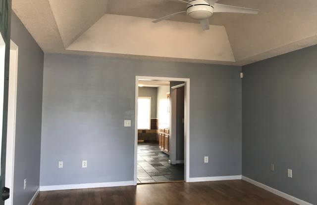 Charming 3-Bedroom Home in Convenient Warner Robins Location Gallery 3