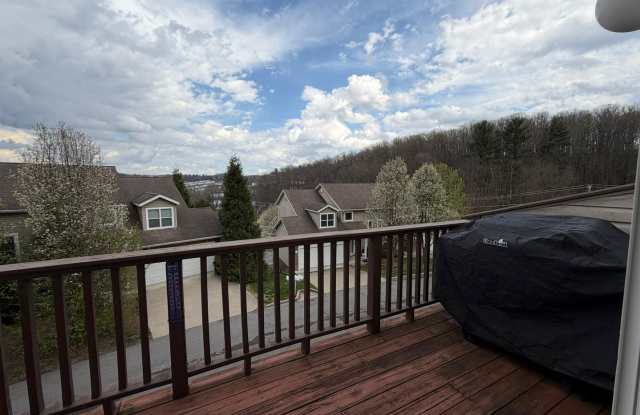 3 bedroom 2.5 bath townhome located in the Windwood Village Gallery 4