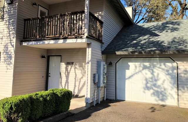 Beautiful Milwaukie Remodeled 3BR Townhome w/ Garage, W/D, Fireplace, and Private Balcony & Patio! photos photos