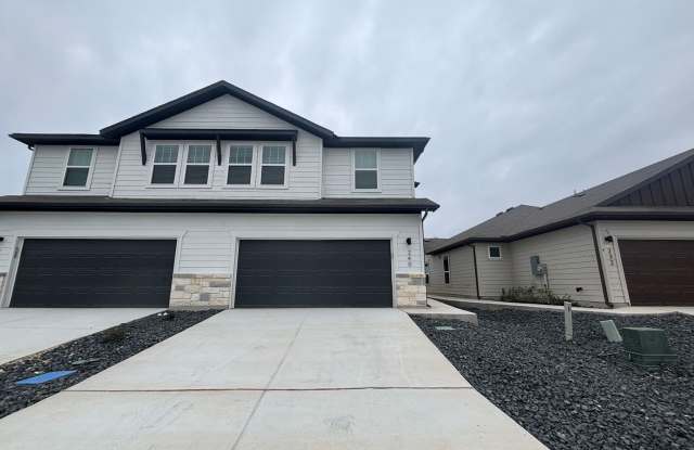 4 BEDROOMS, PRIVATE BACKYARD & DOWNSTAIRS PRIMARY SUITE ...Look no further...Amanda Park is it $1,565 Gallery 2