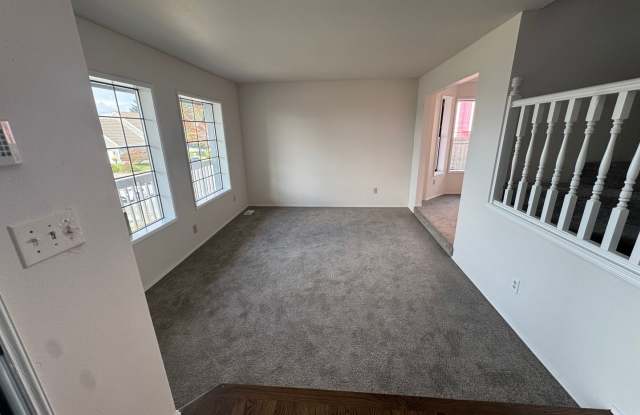 Bright NE Tacoma Home 3 Bedroom 2 Bath, Peaking Sound View with a 3 Car Garage & Fenced Yard! Gallery 4