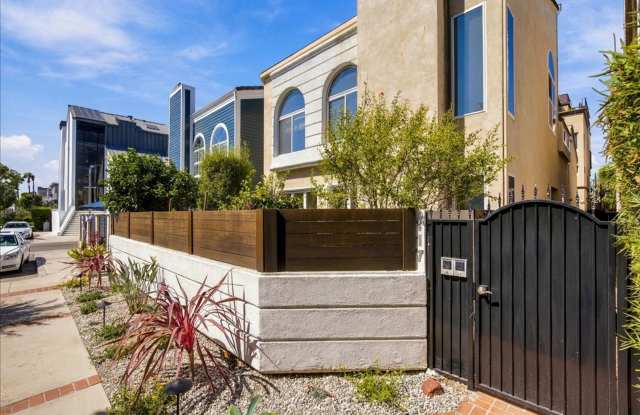 Rare Silver Strand Beach Home for Lease – Steps from the Lighthouse Bridge Gallery 3