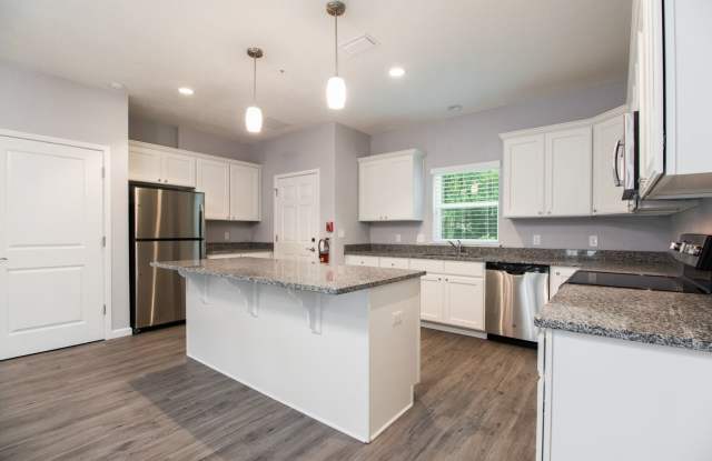 Beautiful 6 Bedroom House - Walk to UF & Sorority Row Gallery 4