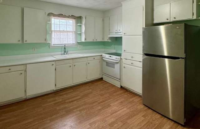 2BR Brick Ranch w/ Carport in Duncan Gallery 3