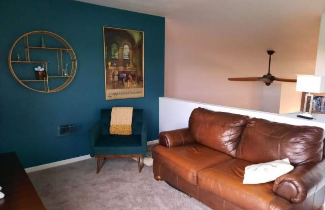 Charming 2BR House in Denver Gallery 4