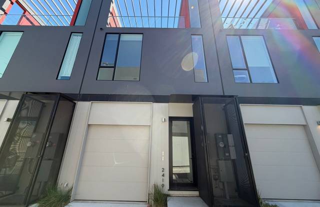 Beautiful Nineth & Broadway Duplex Gallery 1