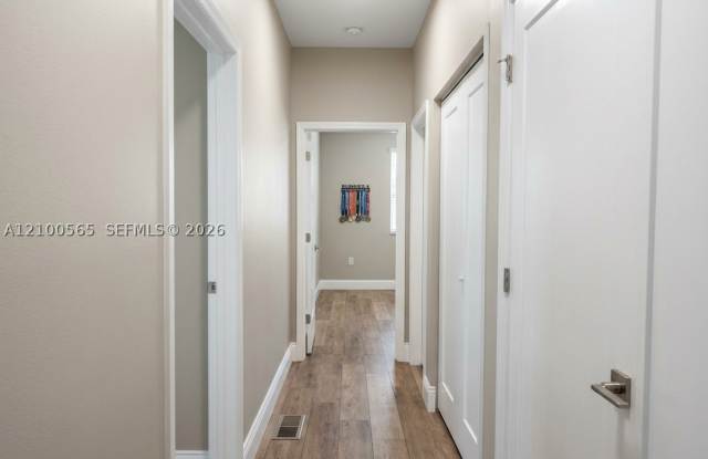 17058 SW 95th Ter Gallery 4