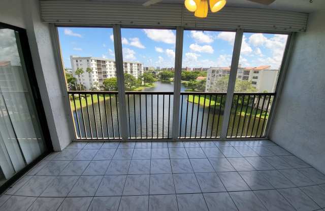 2232 N CYPRESS BEND Drive Gallery 4