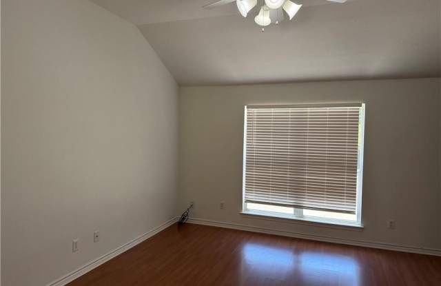 933 CRESTED POINT Drive Gallery 3