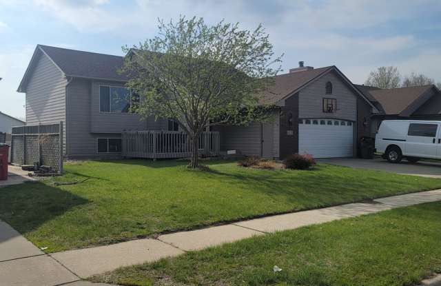 3 bedroom, 2 bath, single family home. - 623 North Shepherd Avenue, Sioux Falls, SD 57103